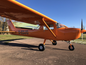 Cessna 150 Flugzeug für Schulung und Charter bei Flugschule Berlin Brandenburg in Bienenfarm