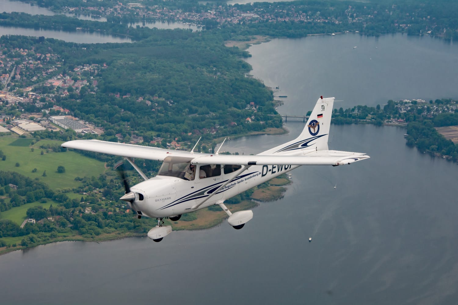 Cessna 172SP in der Luft als Schulungsflugzeug der Flugschule Berlin Brandenburg am Flugplatz Bienenfarm