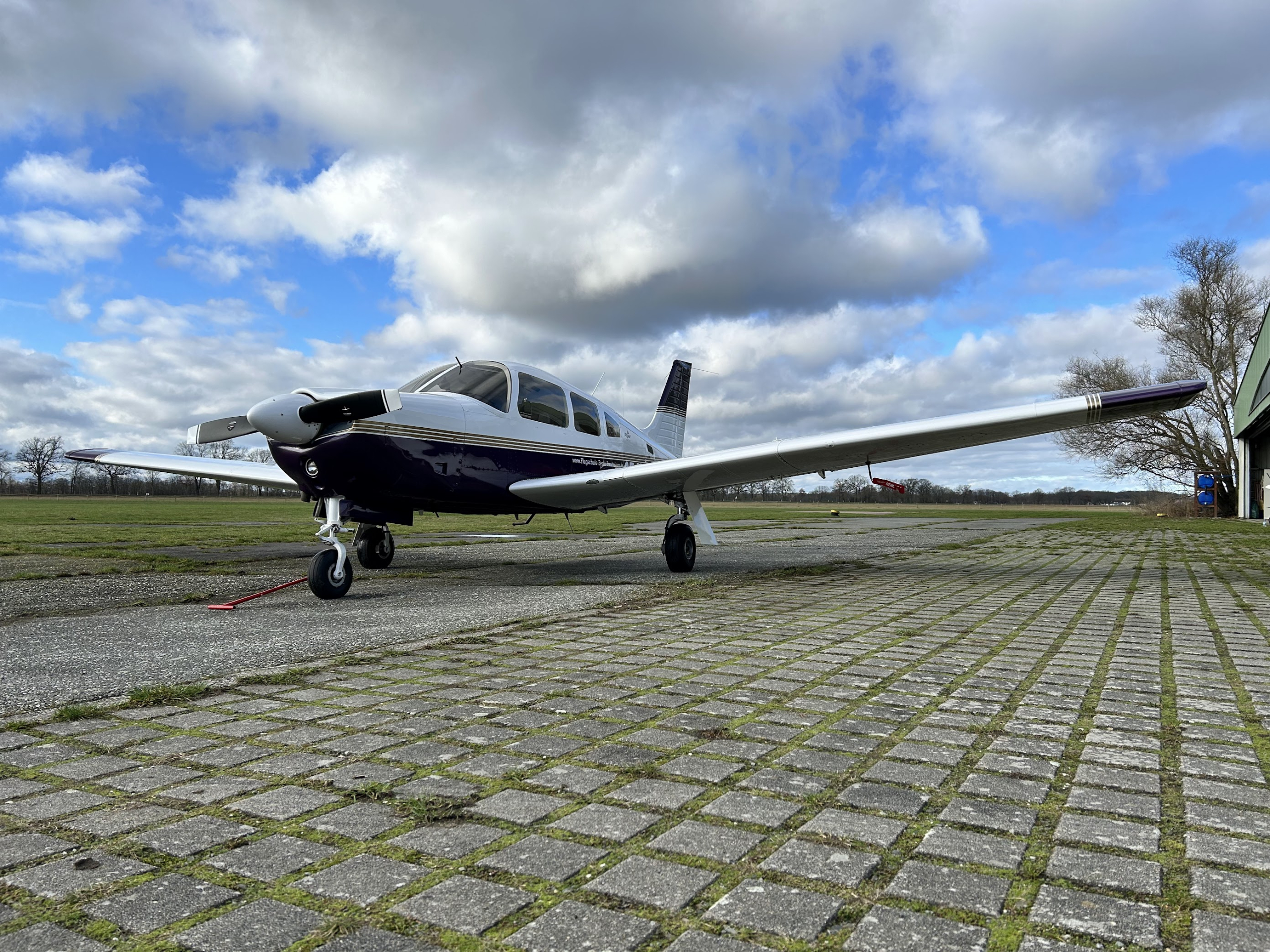 Piper 28 am Hangar der Flugschule Berlin Brandenburg am Flugplatz Bienenfarm